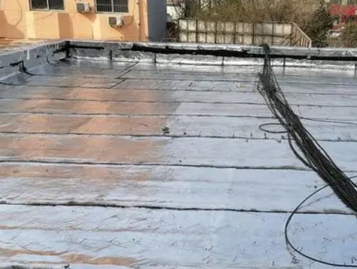 周口卫生间漏水维修公司分享下周口屋面楼顶防水刚性防水层施工要点。